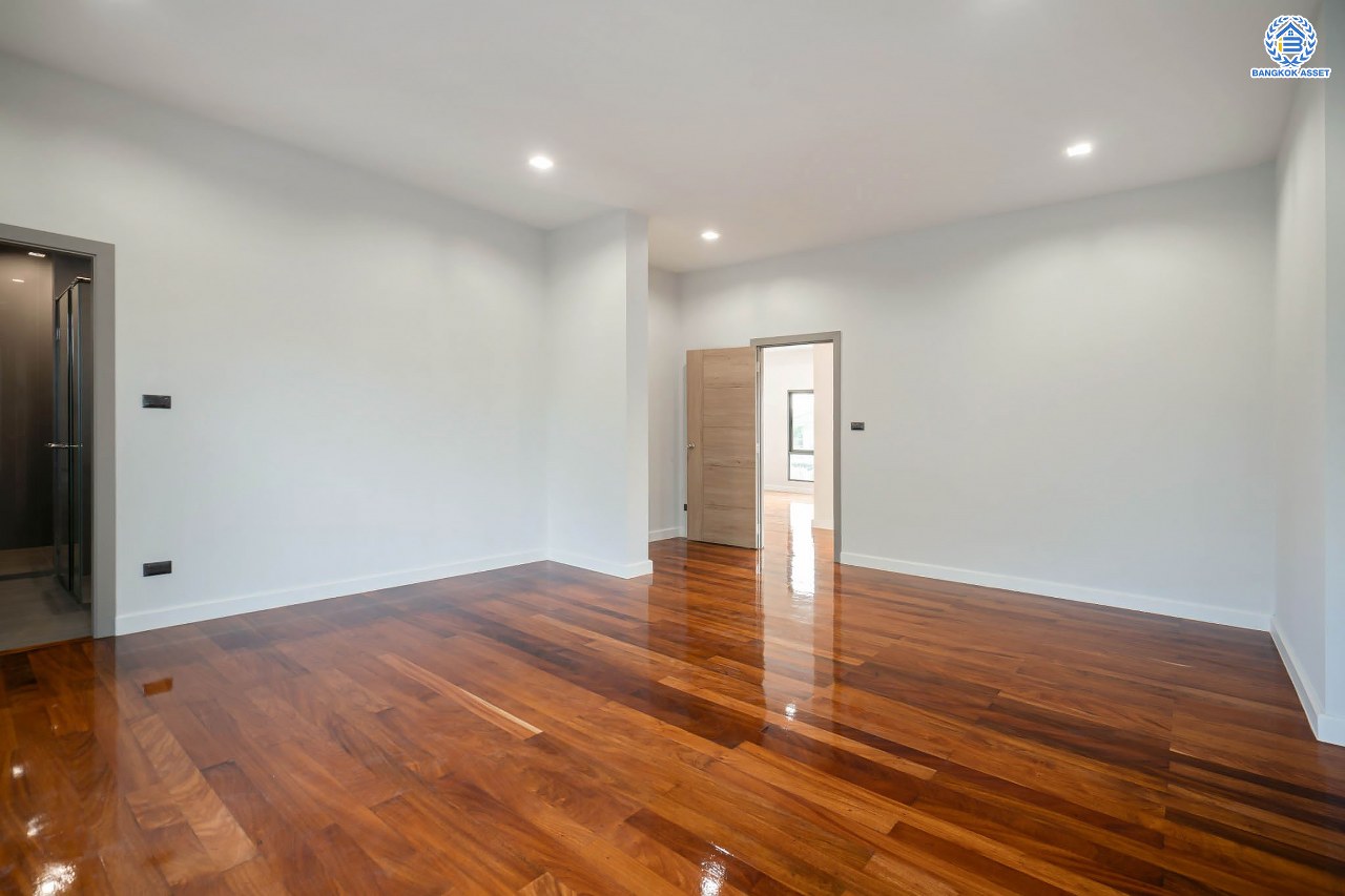 บ้านมือสองตกแต่งใหม่ โครงการ กฤษดานคร20 ปิ่นเกล้า-บรมราชชนนี บ้านหลังมุม ติดทะเลสาบ บนเนื้อที่กว้างมากถึง 238 ตร.ว. ตกแต่งด้วยวัสดุเกรดพรีเมี่ยม ฟังก์ชัน 5 ห้องนอน 6 ห้องน้ำ 1 ห้องอเนกประสงค์ 4 ที่จอดรถ พร้อมทั้งเปลี่ยนระบบไฟฟ้า สุขาภิบาล ทำเลศักยภาพ ติดถนนบรมราชชนนี ใกล้มหาวิทยาลัยมหิดล และเพียง 10 นาทีถึงเซ็นทรัล ปิ่นเกล้า